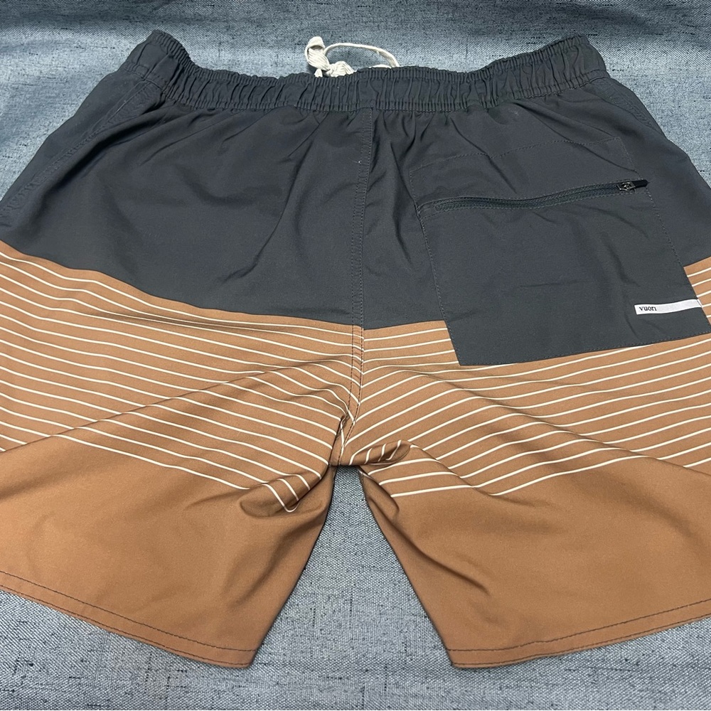 Vuori Men's Trail Lined Shorts Striped Pockets Size Medium Logo Blue Tan - Picture 2 of 8